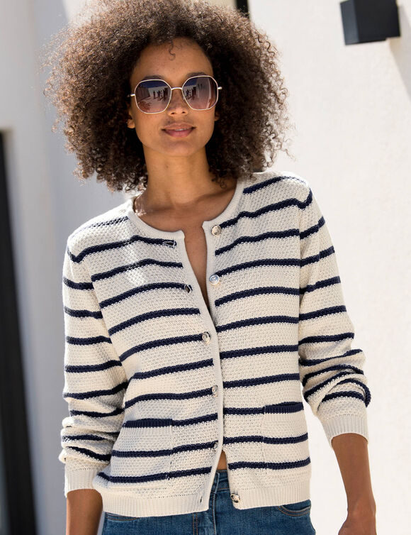 Cardigan rayé à boutons officier, maille fantaisie. (écru / marine) Cardigan rayé à boutons officier, maille fantaisie. (écru / marine)